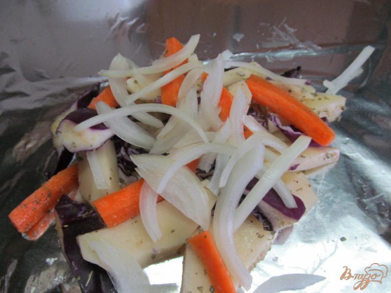 Фото приготовление рецепта: Гамбургер на овощах в фольге шаг №3