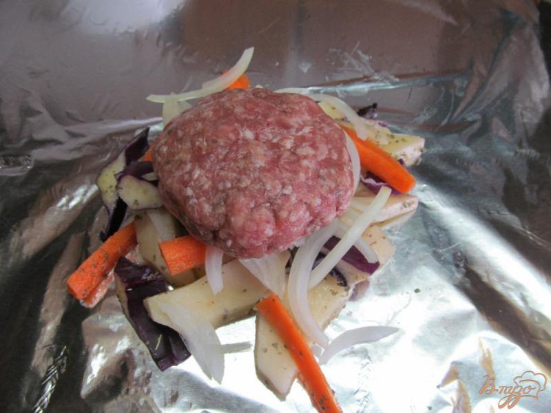 Фото приготовление рецепта: Гамбургер на овощах в фольге шаг №4
