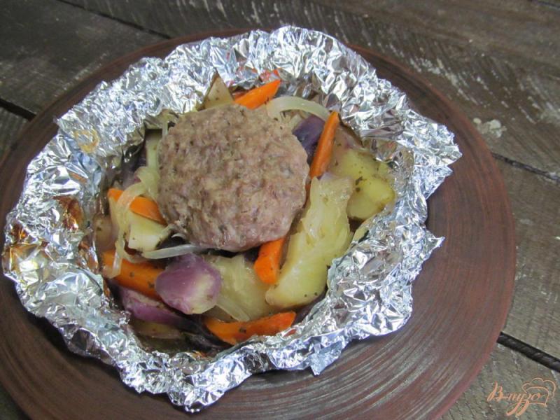 Фото приготовление рецепта: Гамбургер на овощах в фольге шаг №7