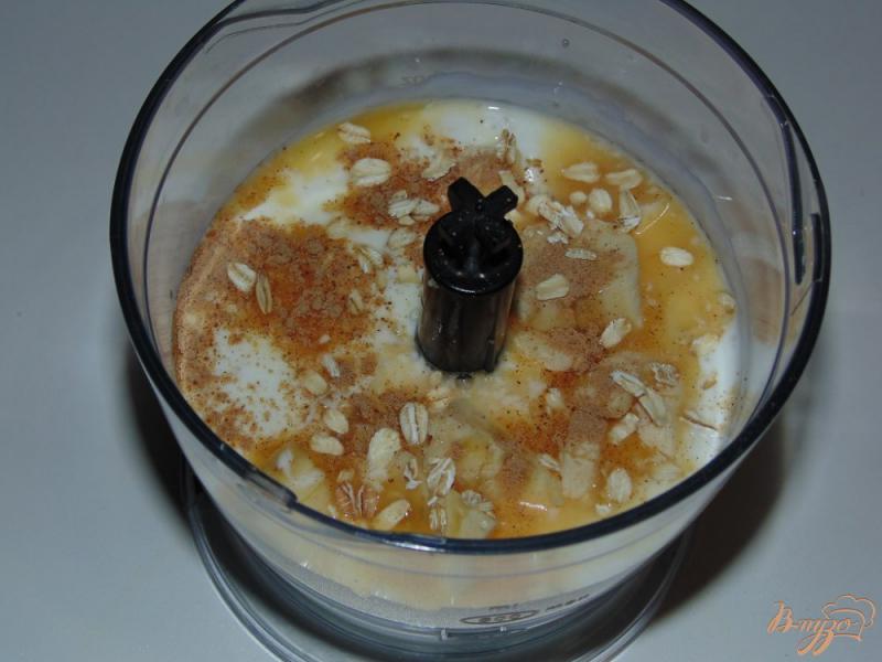 Фото приготовление рецепта: Смузи на домашнем йогурте с корицей и овсяными хлопьями шаг №4
