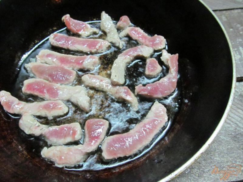 Фото приготовление рецепта: Мясо на лепешке с жаренным картофелем шаг №5