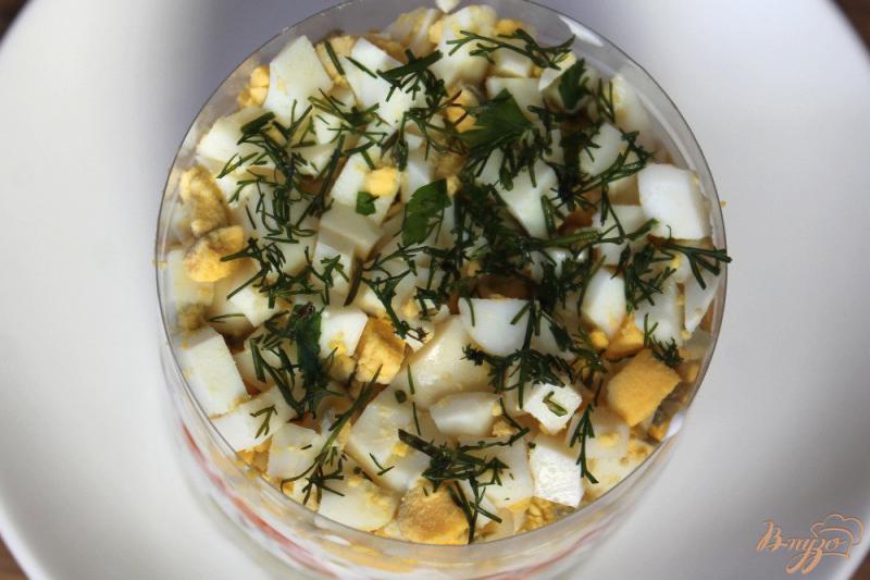 Фото приготовление рецепта: Слоеный салат из картофеля, моркови, соленого огурца и яиц. шаг №6