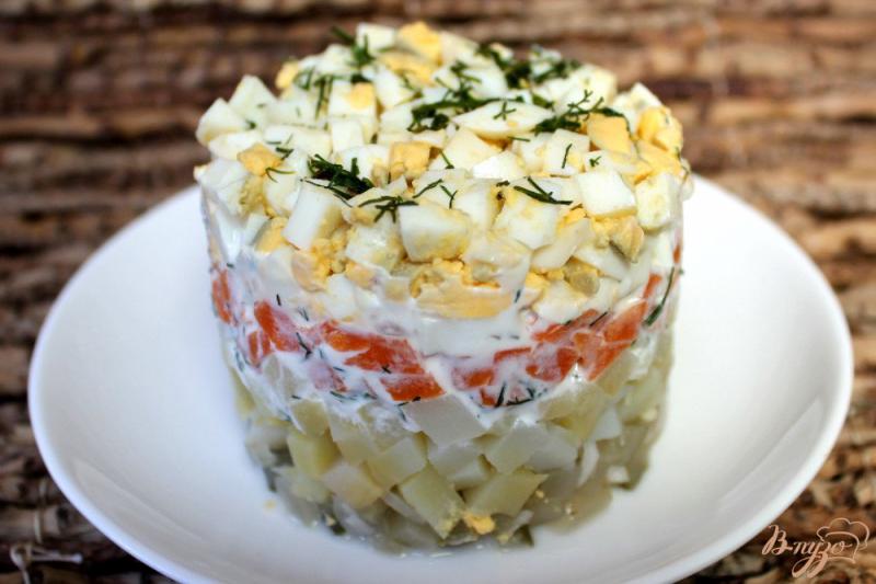Фото приготовление рецепта: Слоеный салат из картофеля, моркови, соленого огурца и яиц. шаг №7
