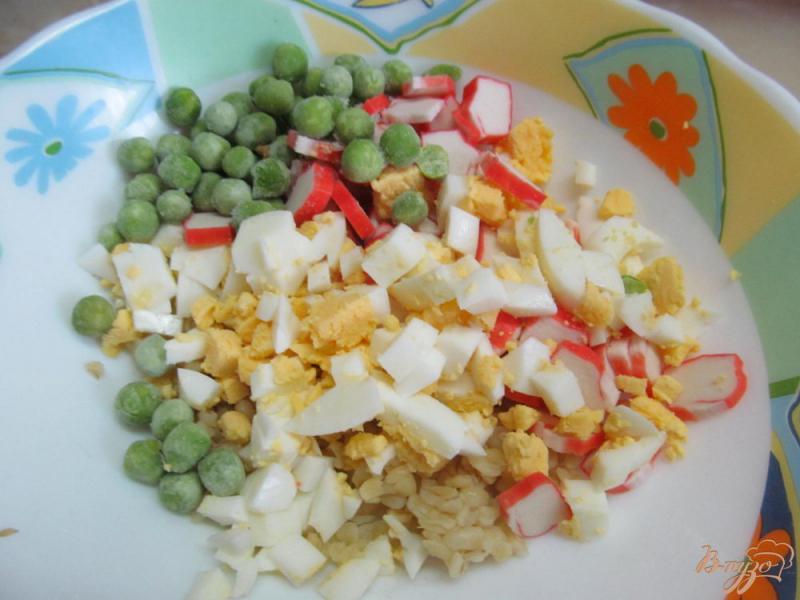 Фото приготовление рецепта: Салат из крабовых палочек с бургуром шаг №3
