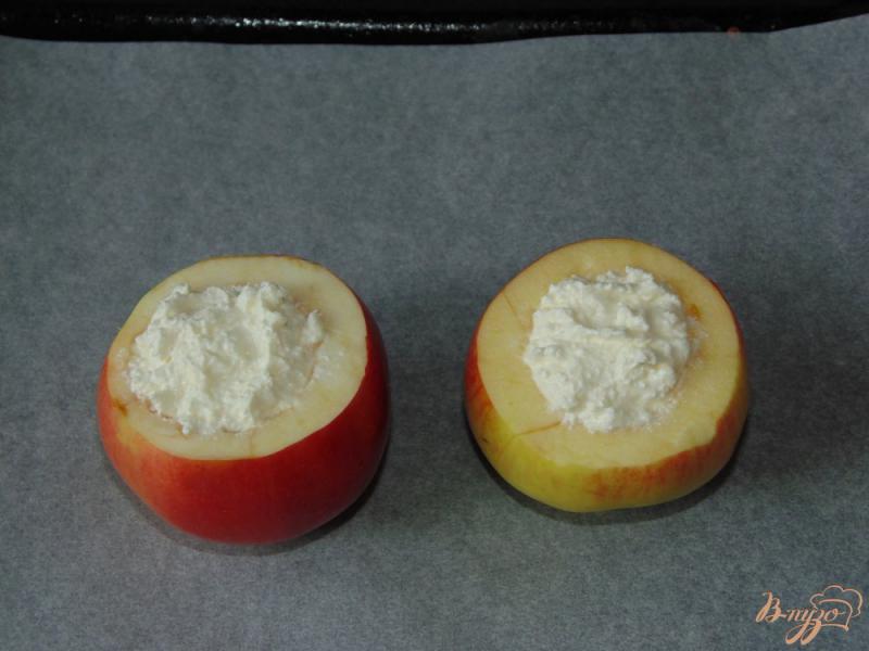 Фото приготовление рецепта: Яблоки запеченные с творогом и грецкими орехами шаг №3