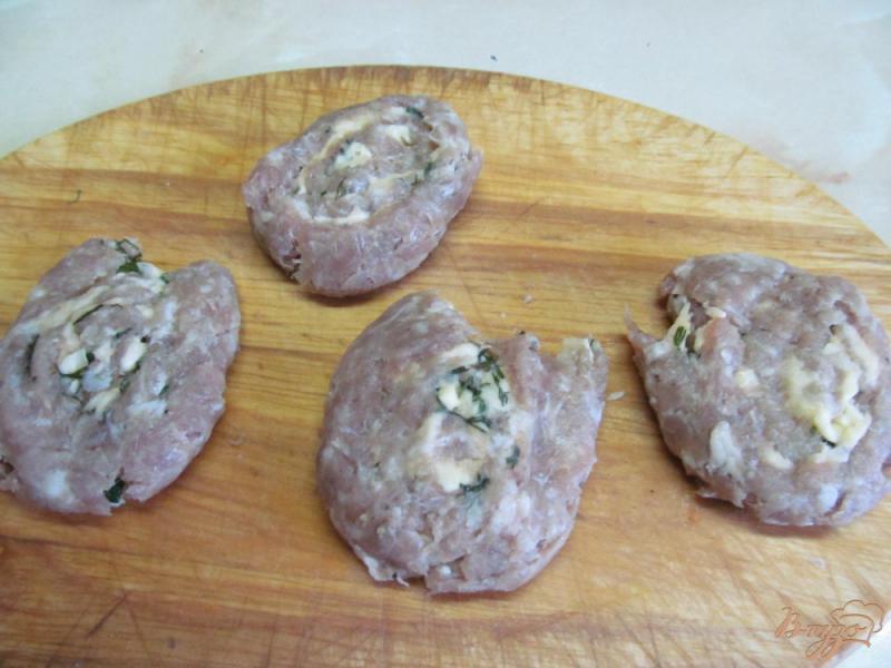 Фото приготовление рецепта: Закуска из мясных рулетов на салате шаг №2
