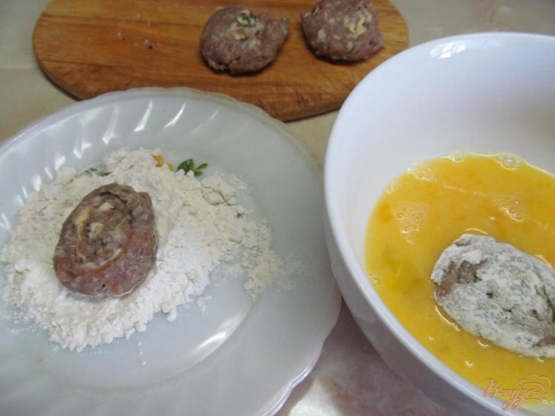 Фото приготовление рецепта: Закуска из мясных рулетов на салате шаг №3