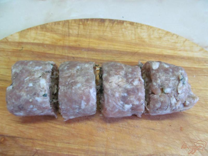 Фото приготовление рецепта: Закуска из мясных рулетов на салате шаг №1