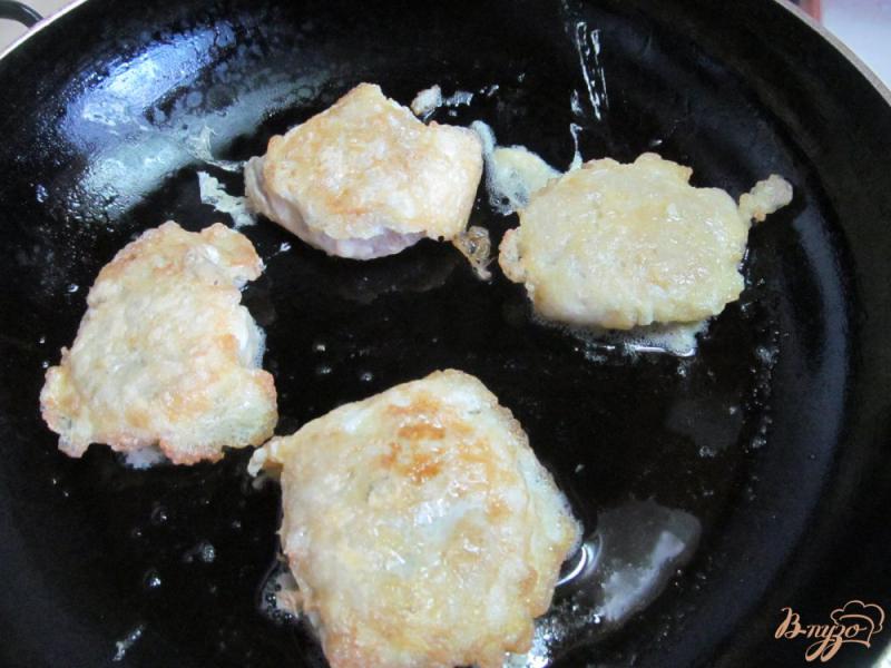 Фото приготовление рецепта: Закуска из мясных рулетов на салате шаг №4