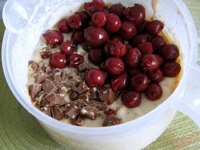 Фото приготовление рецепта: Кекс на йогурге с вишней и шоколадом шаг №5
