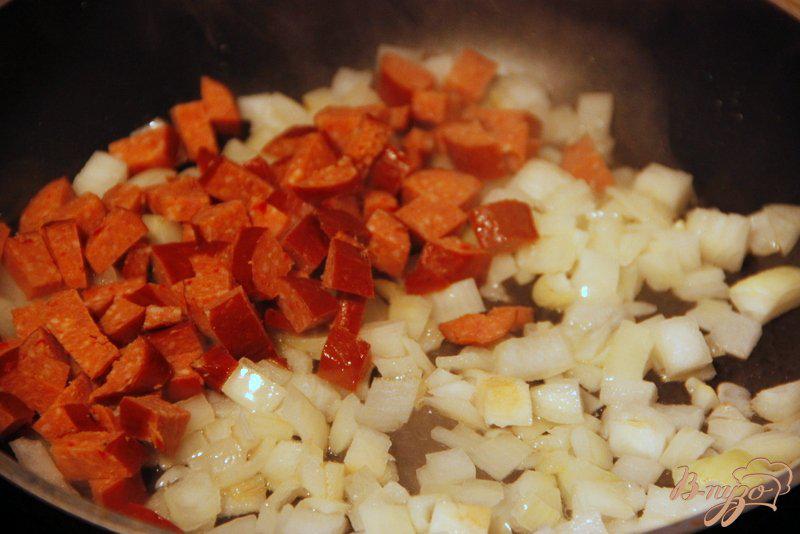 Фото приготовление рецепта: Картофельная запеканка с копчеными колбасками под сырным соусом раклет шаг №4