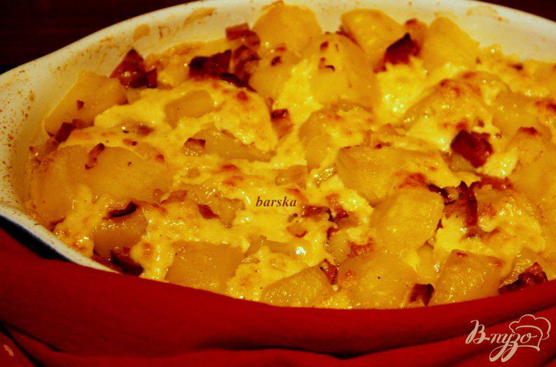Фото приготовление рецепта: Картофельная запеканка с копчеными колбасками под сырным соусом раклет шаг №7