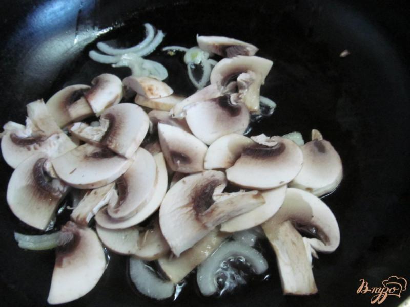 Фото приготовление рецепта: Яичница с грибами на блинах шаг №3
