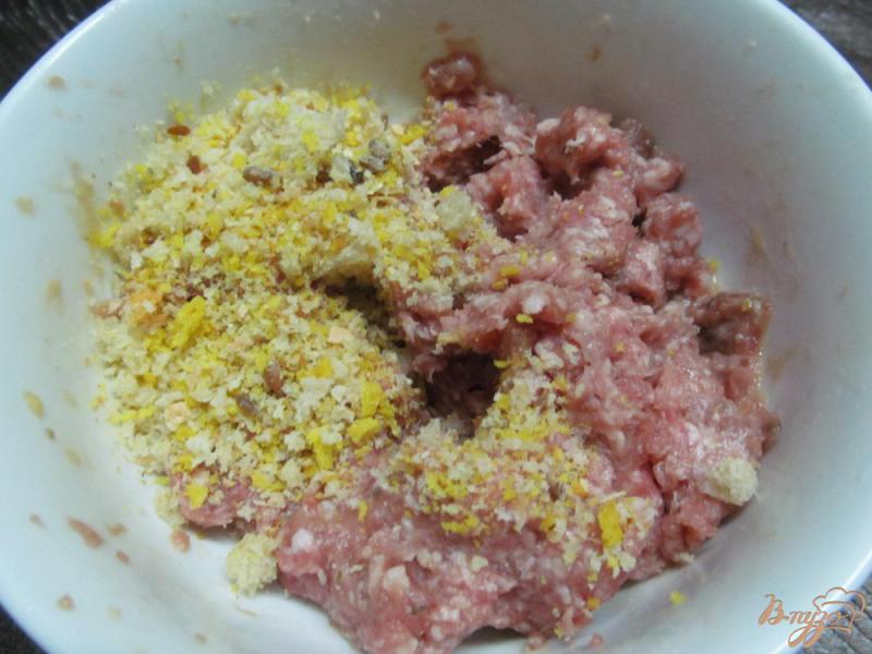 Фото приготовление рецепта: Фрикадельки с цветной капустой и макаронами шаг №1