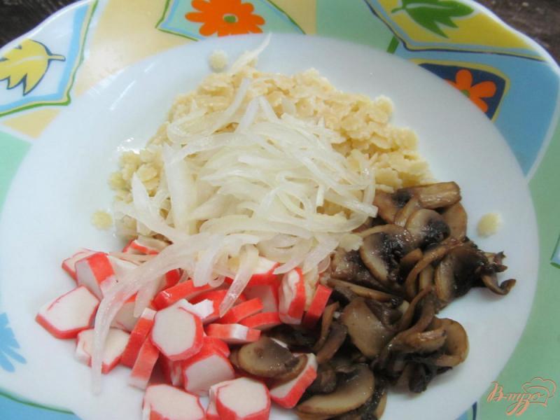 Фото приготовление рецепта: Салат из крабовых палочек с грибами шаг №5