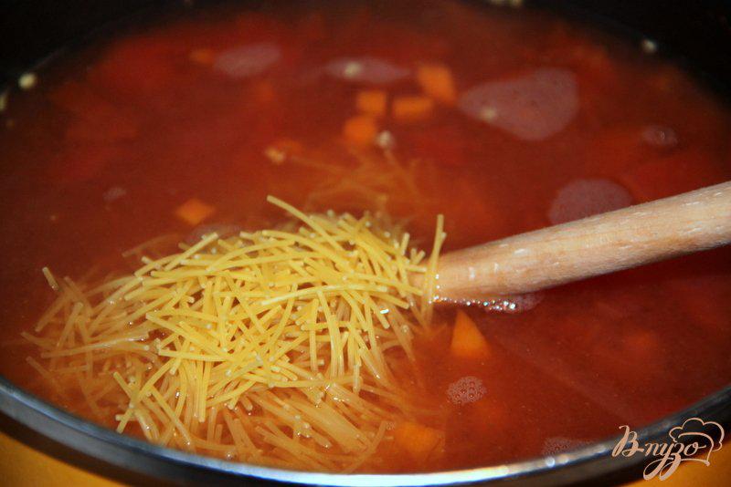 Фото приготовление рецепта: Быстрый томатный суп с вермишелью шаг №6