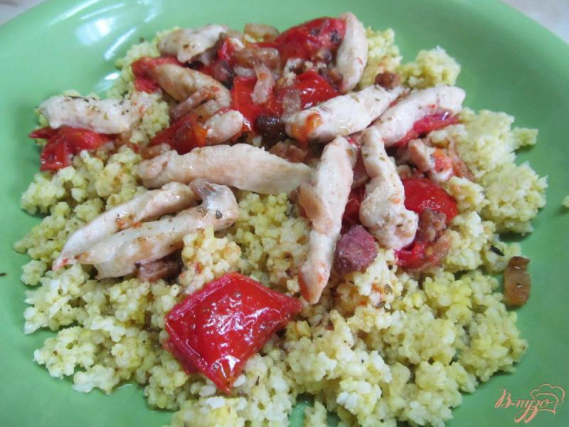 Фото приготовление рецепта: Курица с пшеном и помидором шаг №5