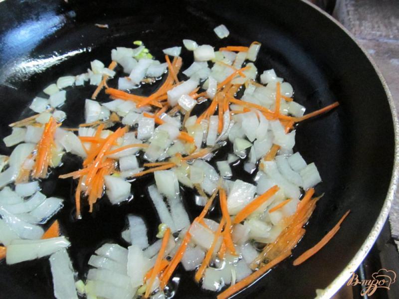 Фото приготовление рецепта: Блинчики фаршированные шпинатом сыром и колбасой шаг №3
