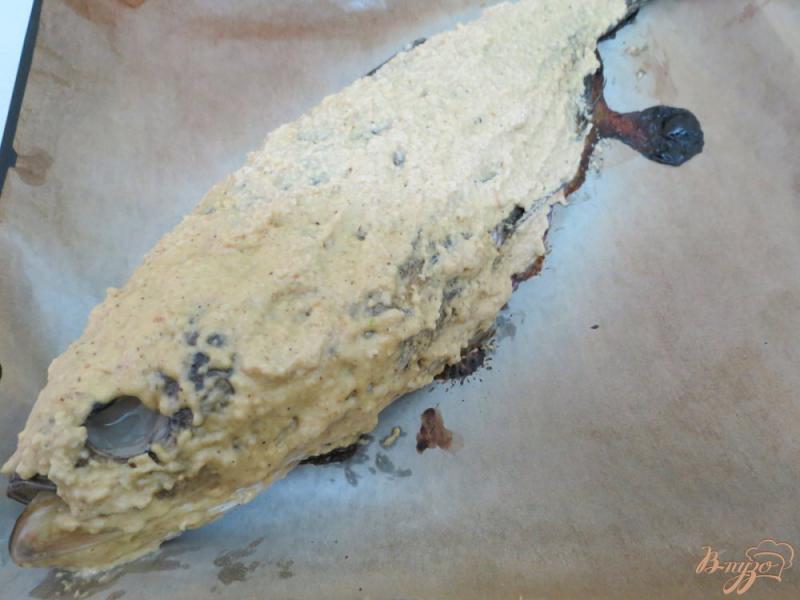 Фото приготовление рецепта: Толстолобик запеченный под сырно - ореховой корочкой шаг №8