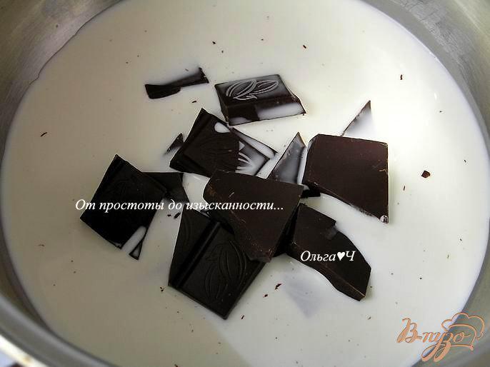 Фото приготовление рецепта: Торт-мусс «Два шоколада и лесные ягоды» шаг №6