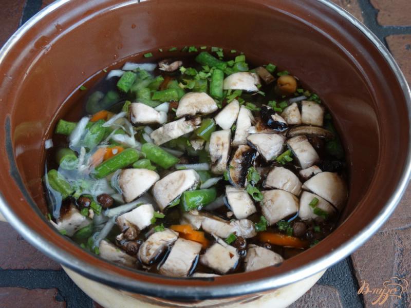 Фото приготовление рецепта: Суп со стручковой фасолью и грибами шаг №5