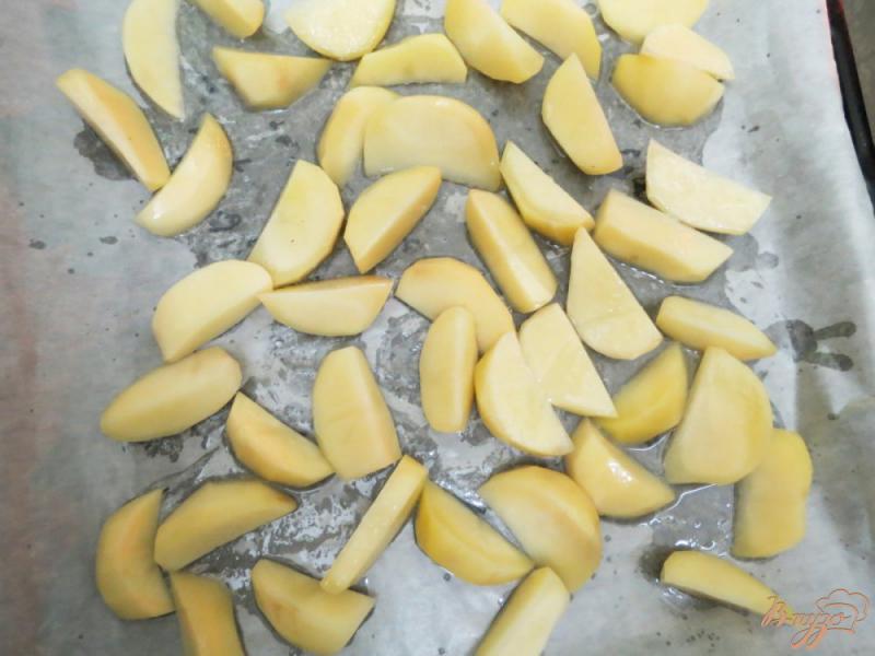 Фото приготовление рецепта: Хрустящие картофельные дольки шаг №5