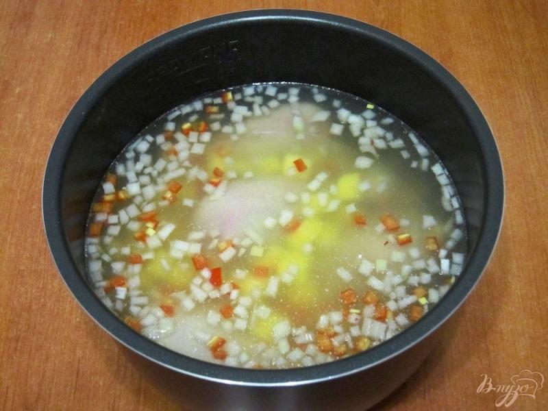 Фото приготовление рецепта: Суп с курицей и клецками в мультиварке шаг №6