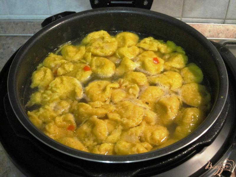 Фото приготовление рецепта: Суп с курицей и клецками в мультиварке шаг №8