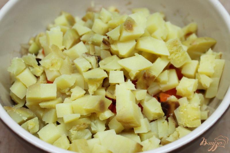 Фото приготовление рецепта: Зимний салат из печеных овощей с яблоком и маринованным луком. шаг №4