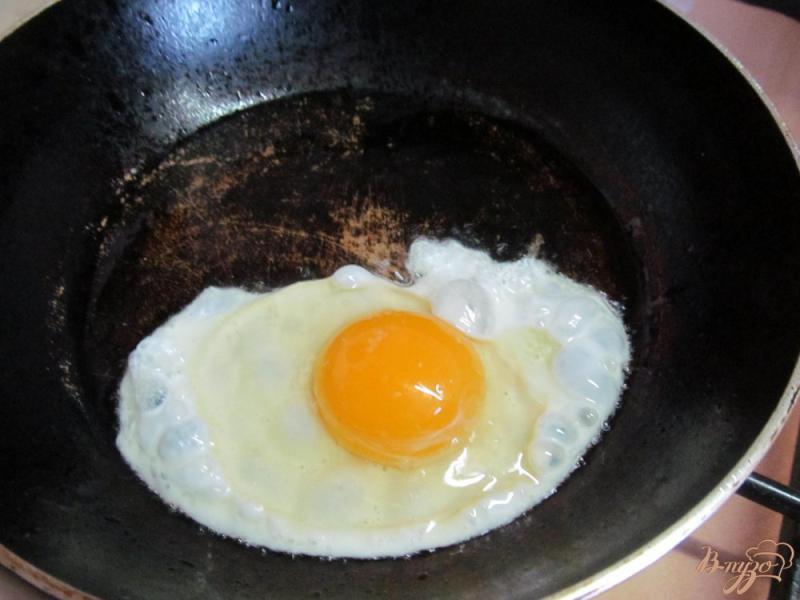 Фото приготовление рецепта: Яйцо на подушке из перца и булгура шаг №7