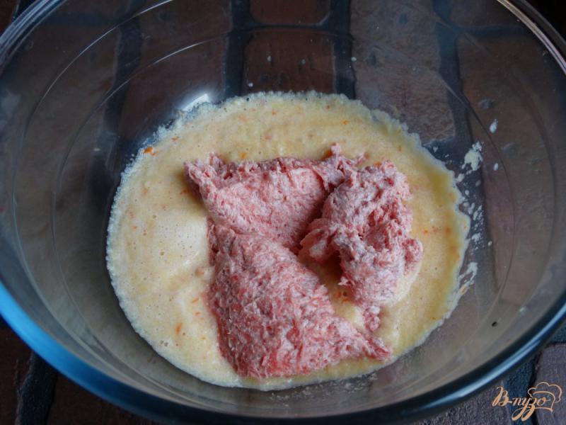 Фото приготовление рецепта: Сосиски из куриного фарша с перцем и цукини шаг №6