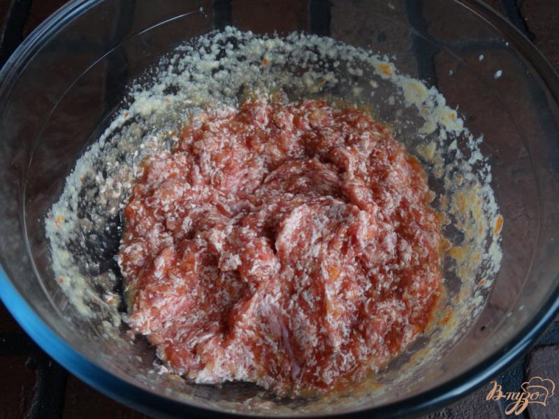 Фото приготовление рецепта: Сосиски из куриного фарша с перцем и цукини шаг №7