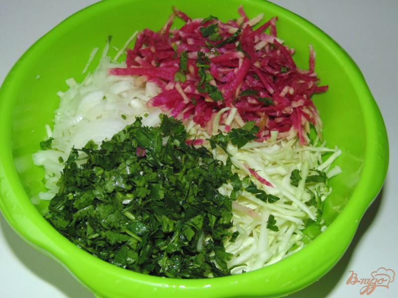 Фото приготовление рецепта: Салат из белокочанной капусты с китайской редькой шаг №5