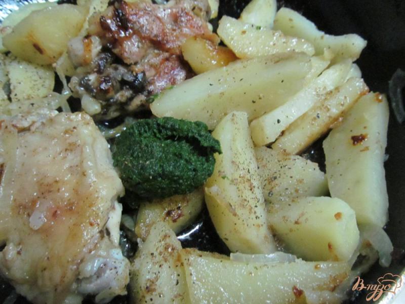 Фото приготовление рецепта: Курица тушенная с картофелем и шпинатом шаг №4