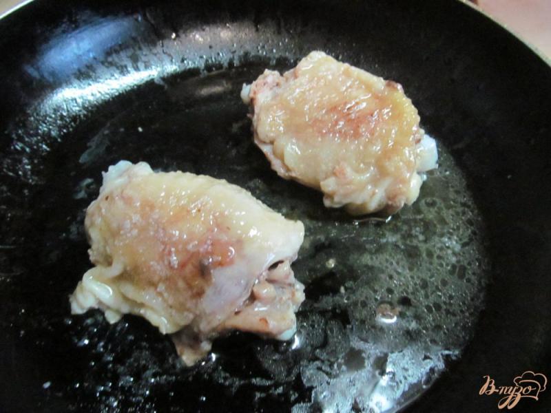 Фото приготовление рецепта: Курица тушенная с картофелем и шпинатом шаг №1