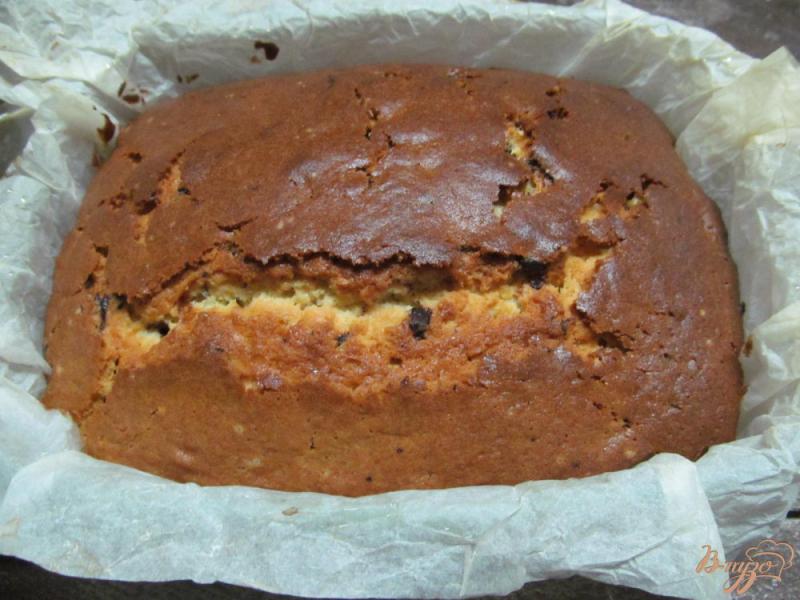 Фото приготовление рецепта: Пирог с клюквой и шоколадом шаг №6
