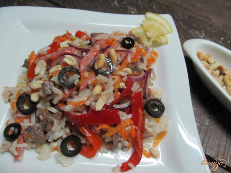 Фото приготовление рецепта: Рисовый салат с салями и маслинами шаг №5