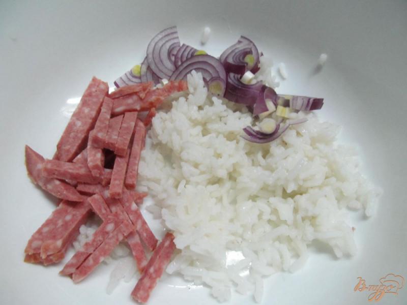 Фото приготовление рецепта: Рисовый салат с салями и маслинами шаг №1