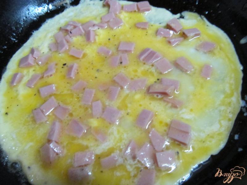 Фото приготовление рецепта: Омлет с колбасой и грибами шаг №3