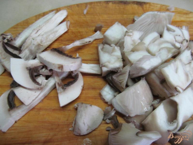 Фото приготовление рецепта: Омлет с колбасой и грибами шаг №1
