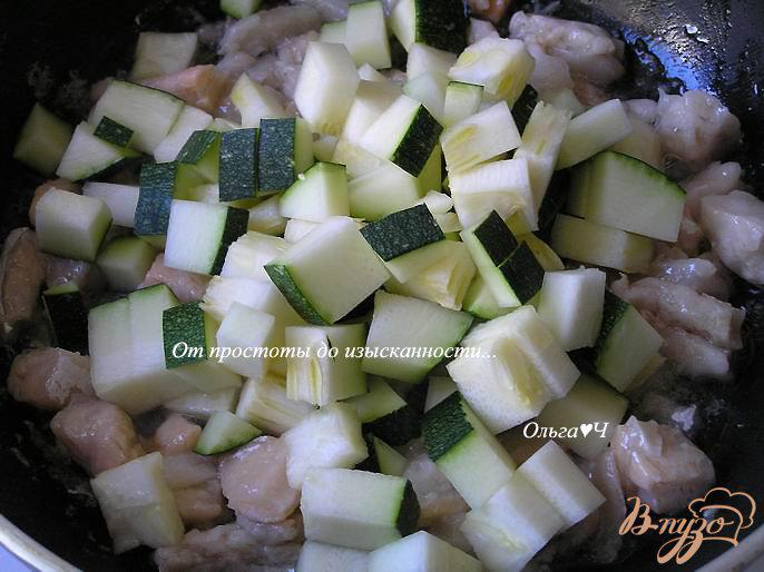 Фото приготовление рецепта: Рагу из семги с цуккини шаг №2