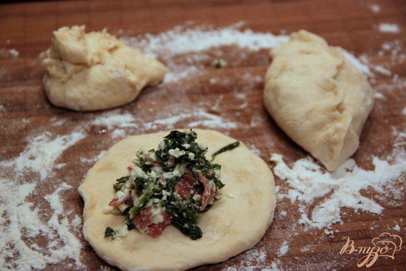 Фото приготовление рецепта: Пирожки со шпинатом, фетой и салями шаг №5
