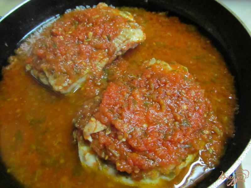 Фото приготовление рецепта: Курица в томатно-перечном соусе шаг №4
