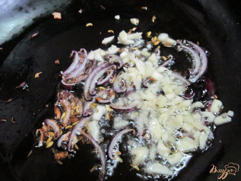 Фото приготовление рецепта: Паста под винно-чесночным соусом шаг №5