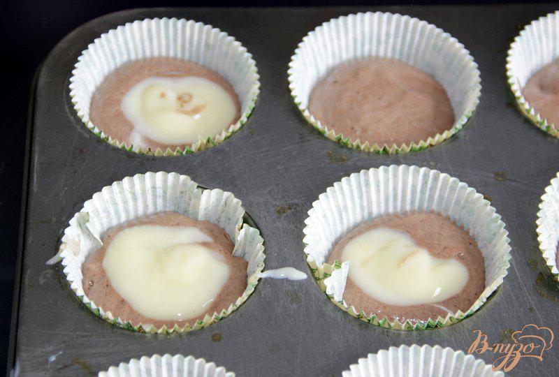 Фото приготовление рецепта: Шоколадные белковые кексы с пудинговой начинкой шаг №8