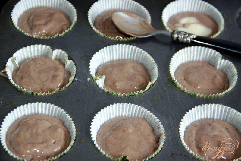 Фото приготовление рецепта: Шоколадные белковые кексы с пудинговой начинкой шаг №9