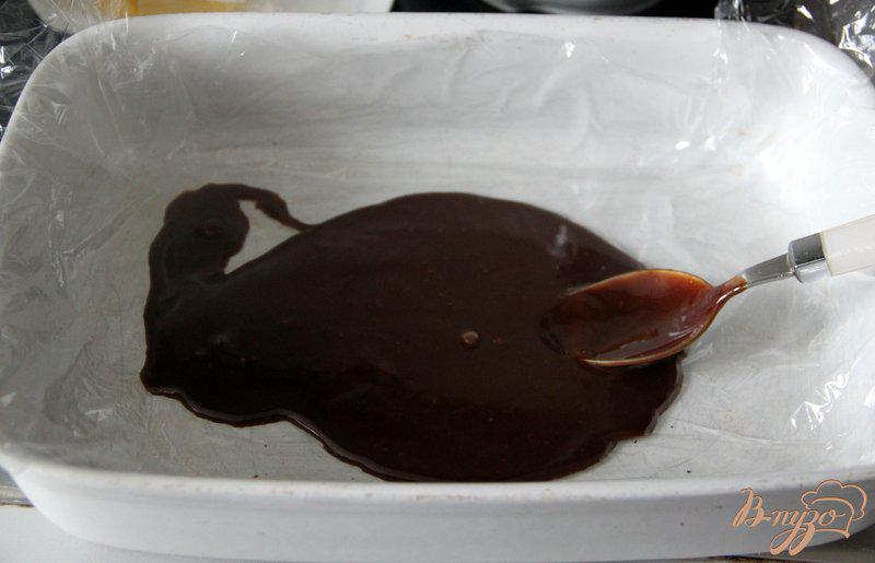 Фото приготовление рецепта: Шоколадно-вафельные конфеты с черносмородиновым желе шаг №2