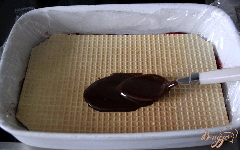 Фото приготовление рецепта: Шоколадно-вафельные конфеты с черносмородиновым желе шаг №7