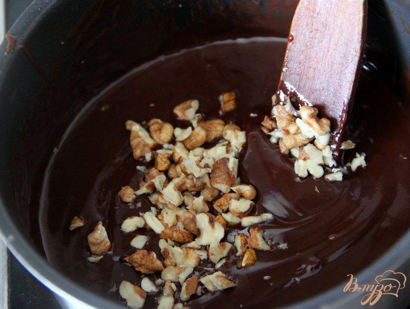 Фото приготовление рецепта: Шоколадно-вафельные конфеты с черносмородиновым желе шаг №10