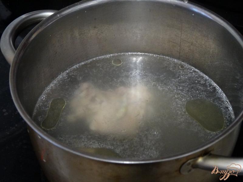 Фото приготовление рецепта: Куриный суп с овощами и пастой орзо шаг №4